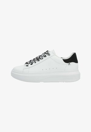 Baskets blanches avec une tige en cuir texturé, une semelle extérieure blanche épaisse, un accent de talon noir et des lacets à motifs noir et blanc.