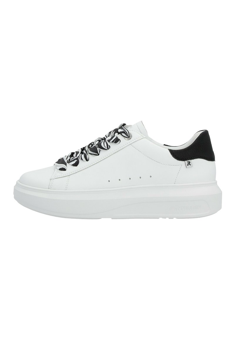 Baskets blanches avec une tige en cuir texturé, une semelle extérieure blanche épaisse, un accent de talon noir et des lacets à motifs noir et blanc.