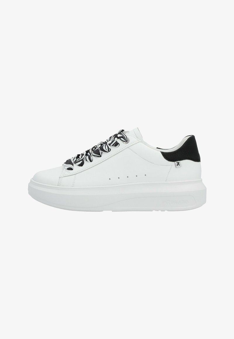 Baskets blanches avec une tige en cuir texturé, une semelle extérieure blanche épaisse, un accent de talon noir et des lacets à motifs noir et blanc.