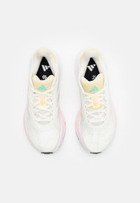 adidas Performance RESPONSE SUPER  - Katujuoksukengät - off white/zero metallic/almost yellow