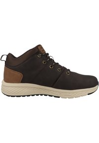 Zapato de cuero marrón tipo media bota con acentos en tono beige, puntera redonda, cuello de tela, ojales de metal y una suela texturizada en crema.