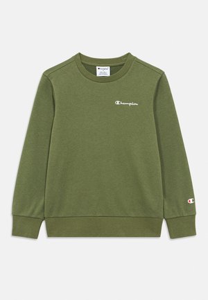 Olivengrønn, langermet crewneck-genser med hvite Champion-logoer på brystet og venstre ermekant.