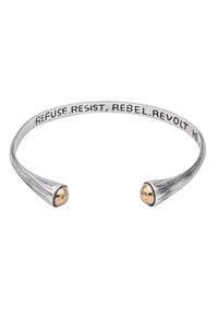 Bracelet jonc en argent avec finition texturée, présentant des extrémités sphériques dorées et un texte gravé : "REFUSER, RÉSISTER, RÉBELLES, RÉVOLTER."
