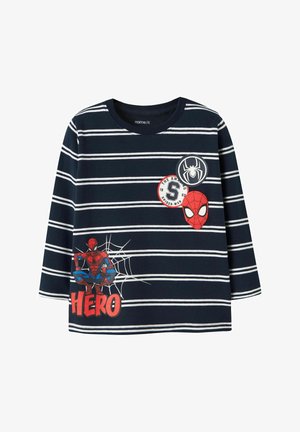 Marineblå og hvide stribede langærmede skjorte med Spider-Man, der kravler på et spindelvæv, Spider-Man maske, edderkoppe-logo og teksten "HERO" i rødt.
