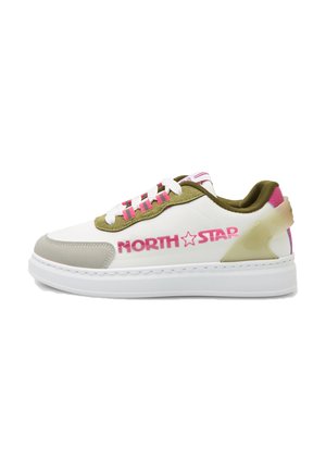 Sneaker bianco con dettagli verde e rosa. Presenta una tomaia in materiale sintetico liscio, collo imbottito e suola testurizzata. Logo "NORTH STAR" ben in evidenza.