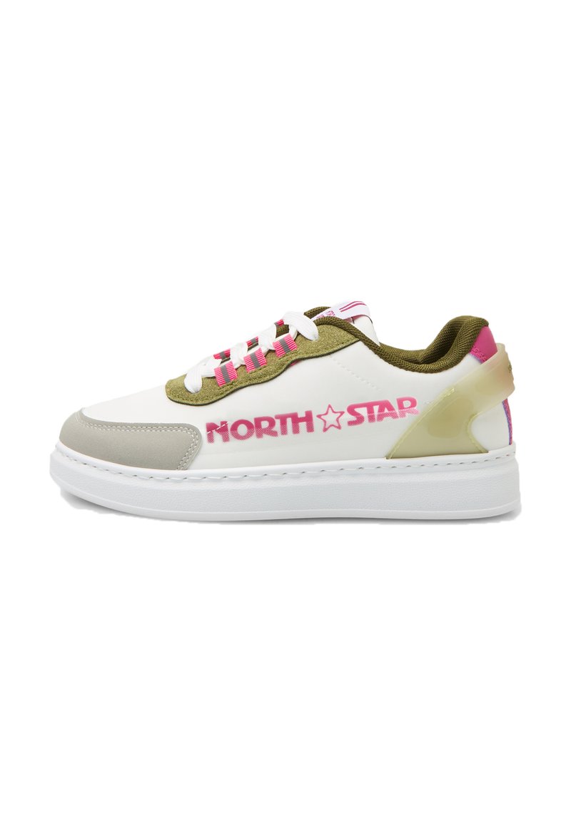 Sneaker bianco con dettagli verde e rosa. Presenta una tomaia in materiale sintetico liscio, collo imbottito e suola testurizzata. Logo "NORTH STAR" ben in evidenza.