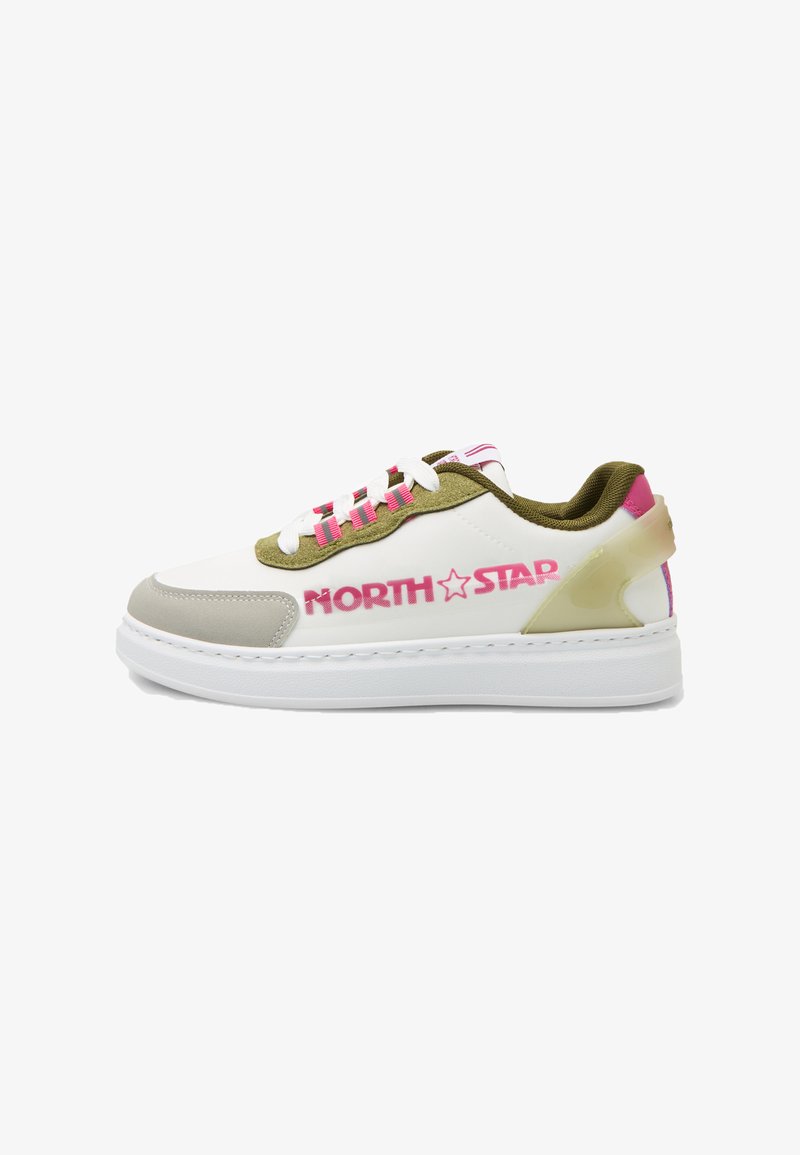 Sneaker bianco con dettagli verde e rosa. Presenta una tomaia in materiale sintetico liscio, collo imbottito e suola testurizzata. Logo "NORTH STAR" ben in evidenza.