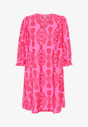 Roosa kleit, millel on V-kaelus, pikad puhvkaeled ja tekstuuriga tikand, mis on erksas punases kontrastis. Reie kõrgune pikkus.