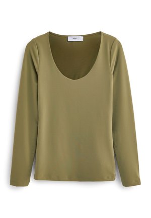 Haut à manches longues vert olive avec encolure arrondie, tissu lisse et une étiquette marquée "NEXT" à l'intérieur du col.
