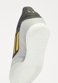 adidas Performance F50 FREESTYLE 24 MESSI - Botines de fútbol sala - core black/gold metallic/clear onix