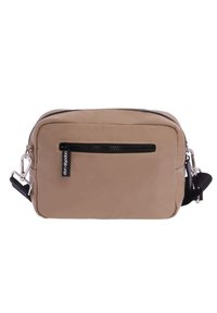 Bolso cruzado beige con cierre de cremallera, correa ajustable y un bolsillo frontal con cremallera. Fabricado en material suave con una forma rectangular.