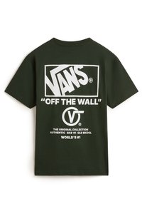 Camiseta de algodón verde oscuro con gran logo blanco "VANS", texto "OFF THE WALL" y emblema circular de la "V" en la parte posterior. Mangas cortas.