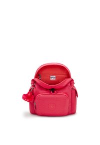 Piccola zaino rosa con un tessuto testurizzato, chiusura con zip e tasca frontale. Presenta un portachiavi con un dettaglio in pom-pom di peluche. L'interno è di un rosa brillante.