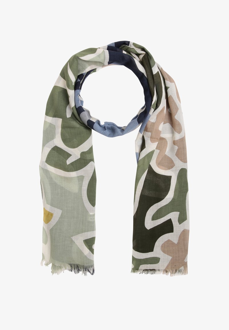 Écharpe légère avec des formes abstraites et irrégulières en vert, beige, bleu et blanc, avec des bords effilochés, bouclée lâchement en haut.