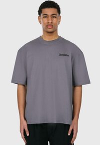 Graues Oversized-T-Shirt aus Baumwolle mit kurzen Ärmeln, rundem Halsausschnitt und schwarzem "Dropsize"-Text auf der linken Brustseite.