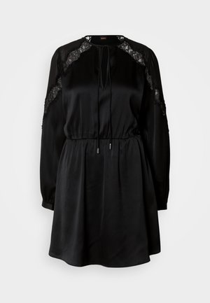 Sort kjole lavet af silkeagtig stof med blonde detaljer på ærmerne. Har en rund halsudskæring, snørredetaljer i taljen og lange, tapered ærmer.