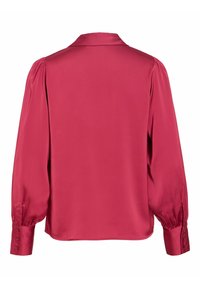 Langærmet skjorte i satin i dyb pink med klassisk krave og knapmanchetter, med blødt opsamlede pufærmer og en glat tekstur.