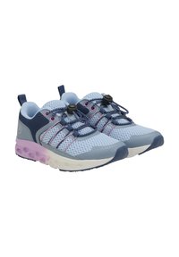 Jasnoniebieskie buty sportowe z siateczkowej tkaniny, granatowymi akcentami, elastycznymi sznurowadłami oraz fioletową przezroczystą podeszwą z kieszeniami powietrznymi dla lepszego amortyzowania.