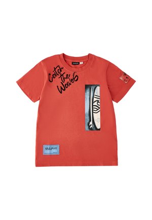 Maglietta rossa a maniche corte con la scritta "Catch the Waves", una grafica di tavola da surf e toppe cucite blu e rosse sul davanti e sulla manica.