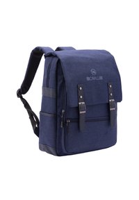 Sac à dos en tissu bleu marine avec un rabat, deux poches avant, des bretelles ajustables et des accents texturés. Équipé de quincaillerie en métal et de fermetures éclair.