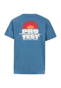 T-shirt bleu à manches courtes avec un demi-cercle rouge et orange au-dessus d'un texte blanc disant "PRO TEST SUN SEA SURF" dans le dos.