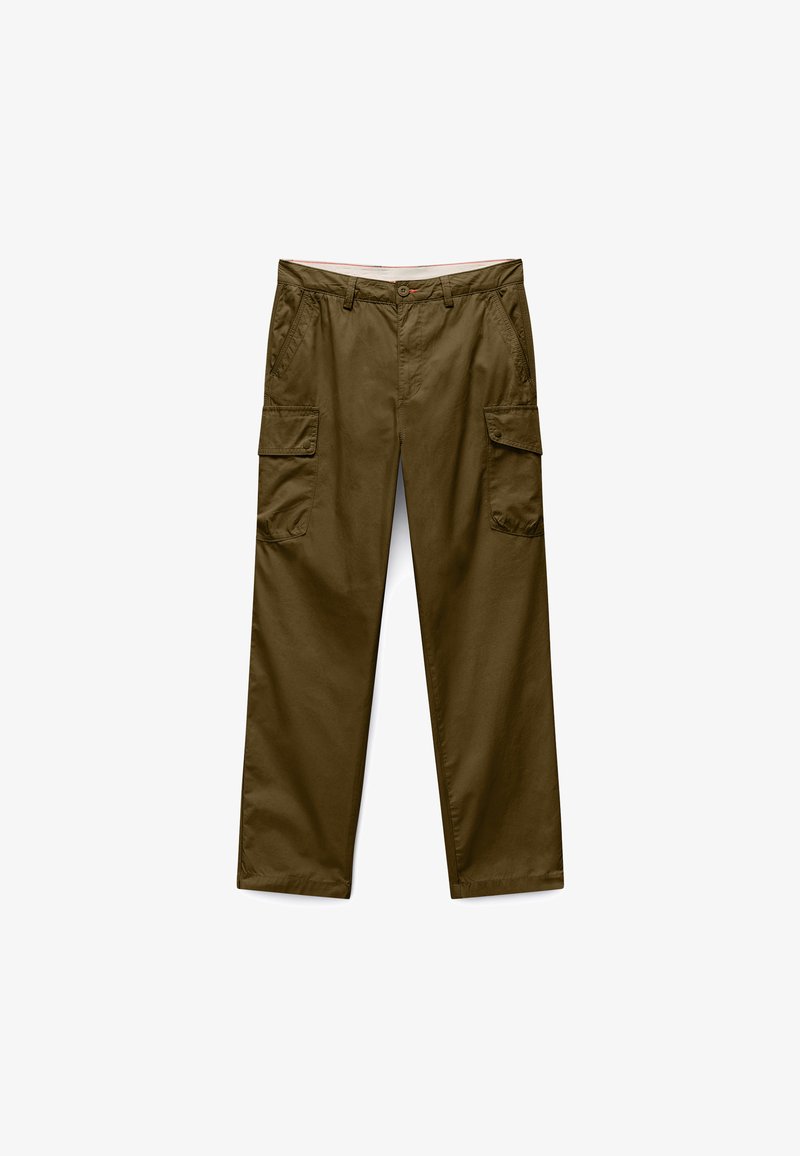 Καφέ παντελόνι cargo με κούμπωμα με κουμπιά μπροστά, θηλιές για ζώνη, πλαϊνές τσέπες και τσέπες με καπάκι σε κάθε μηρό, παρουσιάζεται επίπεδο σε λευκό φόντο.