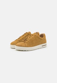 Sennepsgule corduroy sneakers med teksturert overdel, hvit gummisåle og klassisk snøring. Har diskret merkevare og kontrastsømmer.
