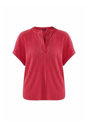 Haut rouge à manches courtes avec un col sans col et une texture à côtes verticales subtiles. Coupe décontractée, tissu léger.