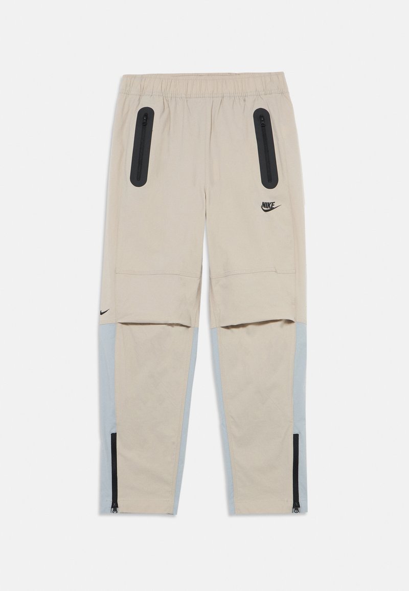 Μπεζ αθλητικό παντελόνι με μαύρες τσέπες με φερμουάρ, ελαστική μέση και ανοιχτό μπλε λεπτομέρειες στα πλάγια. Διαθέτει φερμουάρ στους αστραγάλους.