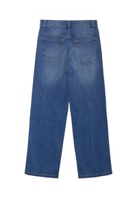 Vaqueros de mezclilla azul de pierna ancha con una textura suave, que cuentan con dos bolsillos traseros y una cintura estándar, mostrando un efecto de lavado desgastado.