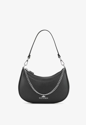 Sac à main en cuir texturé noir avec détail chaîne argentée et bandoulière simple, avec fermeture éclair et nom de la marque "Wittchen" à l'avant.