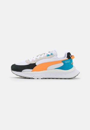 Trainers - white