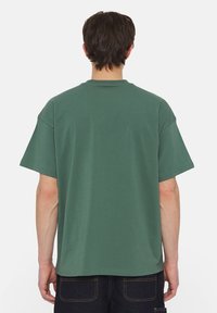 Dickies ENTERPRISE TEE - Triko s potiskem - dark forest