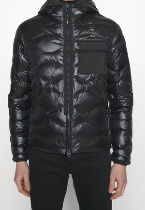 Schwarze gepolsterte Jacke mit glänzendem Finish, Kapuze, Reißverschluss und Brusttasche. Das Design zeichnet sich durch geschwungene, gesteppten Muster und elastische Bündchen aus.