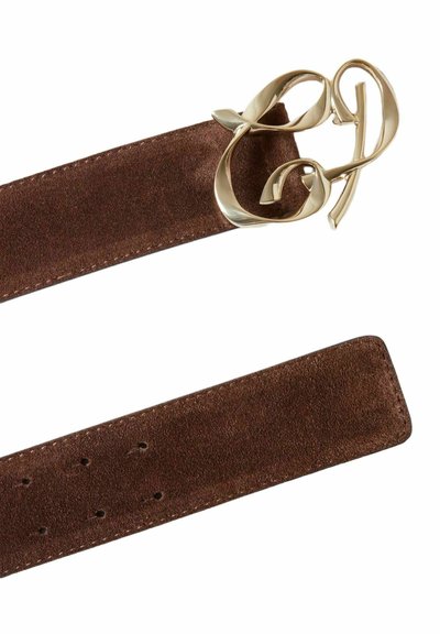 Cinturón de ante marrón con una hebilla decorativa en tono dorado que presenta un diseño entrelazado. Varias perforaciones de ajuste a lo largo de la correa.
