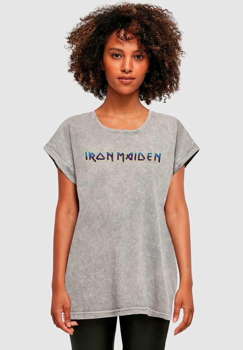 Pilkas didelis marškinėliai su apvaliu kaklu ir trumpomis sukritusiomis rankovėmis. Priekyje yra daugiaspalvis „IRON MAIDEN“ tekstas. Minkšta tekstūra.