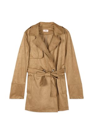 Lichtbruine suède trenchcoat met brede kraag, knoop- en ceintuursluiting, en twee voorzakken, weergegeven op een witte achtergrond.