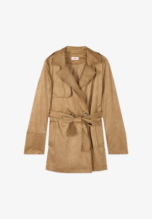 Lichtbruine suède trenchcoat met brede kraag, knoop- en ceintuursluiting, en twee voorzakken, weergegeven op een witte achtergrond.