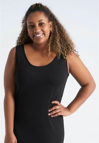 Robe noire sans manches avec un col arrondi, fabriquée en tissu lisse, caractérisée par une coupe décontractée et un design simple.