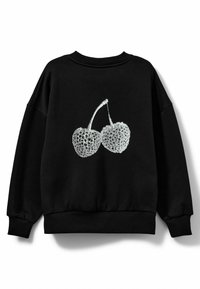 Svart sweatshirt med loose fit, med en vit körsbärsgrafik på framsidan. Ribbad hals och ärmslut, mjukt bomullsmaterial.