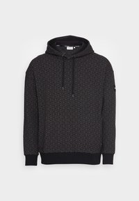Sudadera negra con capucha, que presenta un patrón de logo repetido en un tono más oscuro, fabricada en una tela suave y con cordón en la capucha y puños de canalé.