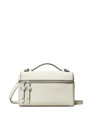 Sac à main en cuir blanc Tory Burch avec poignée supérieure, bandoulière réglable, double fermeture éclair et nom de la marque embossé sur le devant.
