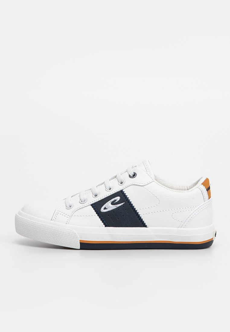 Witte sneaker met marineblauwe zijkantstreep, bovenwerk van textuurleer, vetersluiting en oranje accent op de hiel. Rubber zool met een gestructureerd profiel.