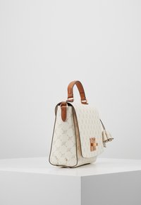 Borsa a mano strutturata beige realizzata in materiale testurizzato, con chiusura a patta, manico in pelle marrone e dettaglio decorativo con nappina.