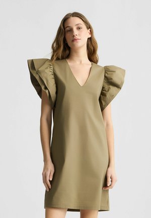 Robe vert olive avec un décolleté en V profond, des manches bouffantes courtes et un design simple et structuré. Fabriquée en tissu lisse, longueur genoux.