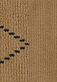 Primo piano di un tessuto marrone con texture, con cuciture nere equidistanti che formano un motivo triangolare.