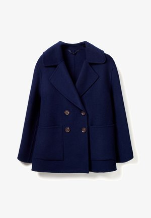Abrigo navy de doble pecho con cuello con muesca, dos bolsillos frontales y botones marrones; hecho de una tela de lana texturizada.
