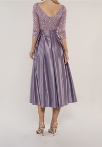 Lila A-Linie Kleid mit einem mit Pailletten verzierten Oberteil, dreiviertel Ärmeln und einem Satinrock mit fließender Silhouette und Rückenknoten-Detail.