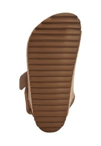 Brun gummisandal med horisontella spår för grepp, med en vadderad kant och en kardborreband på sidan.
