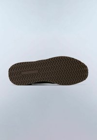Suola di scarpa in gomma marrone con un motivo a trama ondulata e logo del marchio impresso. Texture liscia con bordi arrotondati, progettata per la trazione.